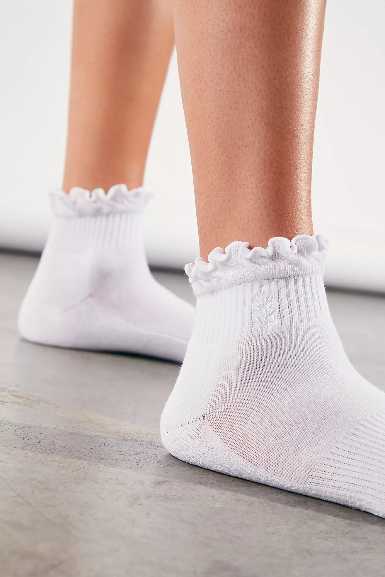 Effortless Style Movement Classic Ruffle Socks | White