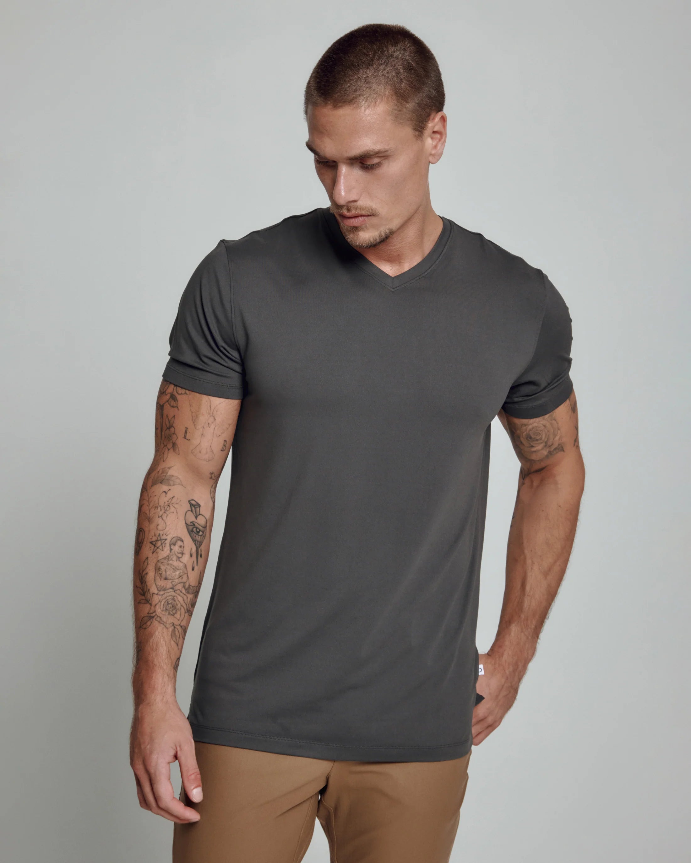 Design Must-have Core V-Neck Tee | Graphite