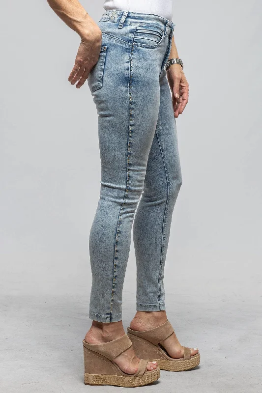 Retro Fashion MAC Dream Skinny Pearl in Light Blue Edgy Wash