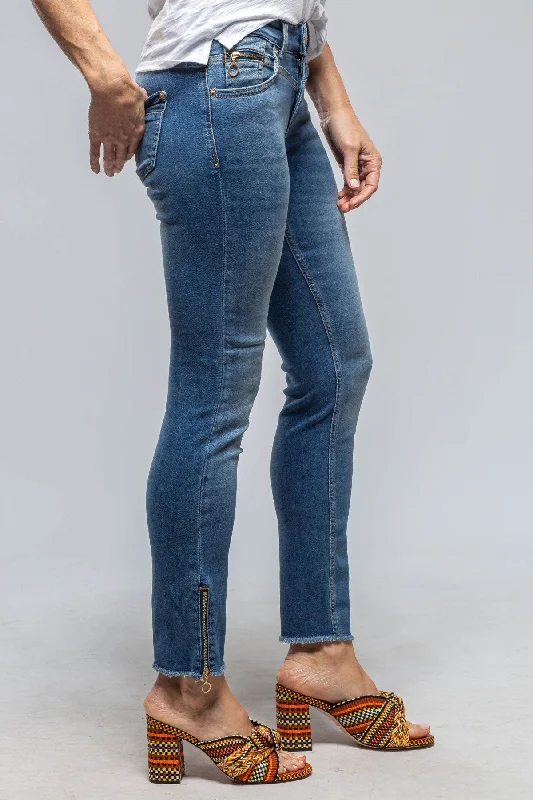 Economic Outlook MAC Rich Slim Chic in Authentic Indigo