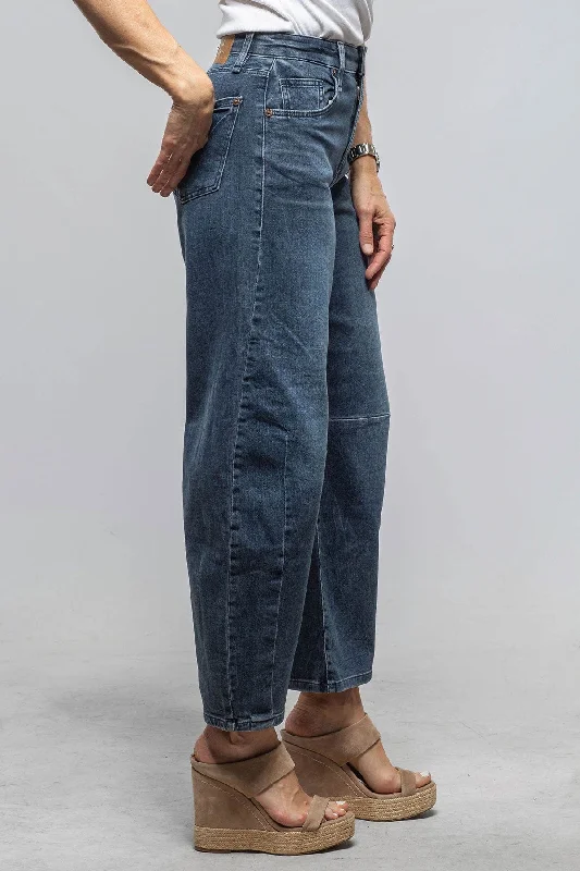 French Style MAC Dakota Barrel Leg Jean In Vintage Netwash